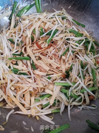 Stir-fried Three Shreds (leeks, Bean Sprouts and Tofu Skin) recipe