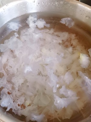 Tremella Pear Soup (good for Removing Dryness in Autumn, Clearing Fire, and Moisturizing Lungs) recipe