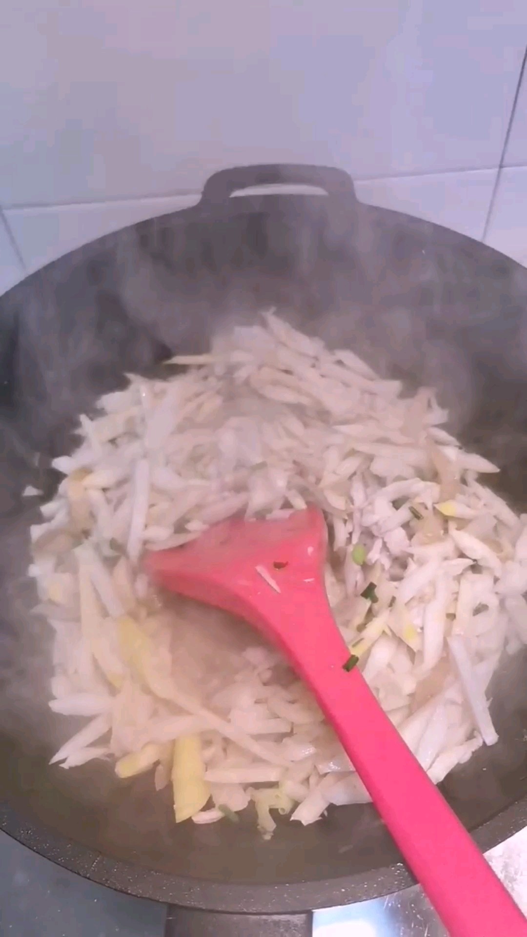 Stir-fried Shredded Chicken with Spring Bamboo Shoots recipe
