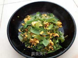 Scrambled Eggs with Peas recipe