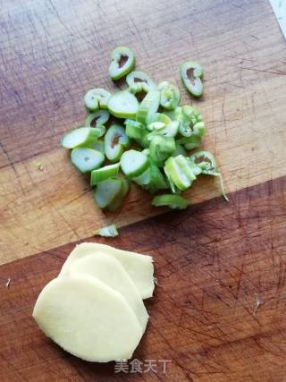 Stir-fried Shredded Potatoes with Celery recipe
