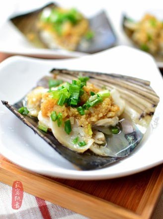 Steamed Scallops with Gold and Silver Garlic recipe