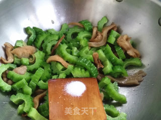 Stir-fried Bitter Gourd with White Mushroom recipe