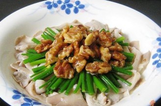 Walnut, Leek and Scallop Salad with Mushrooms recipe