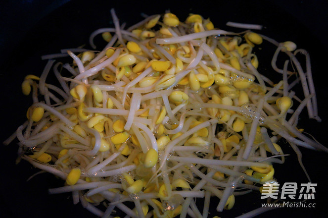 Bean Sprouts Mixed with Cabbage Shreds recipe