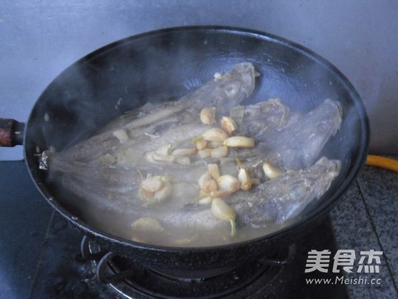 Braised Fish with Garlic recipe