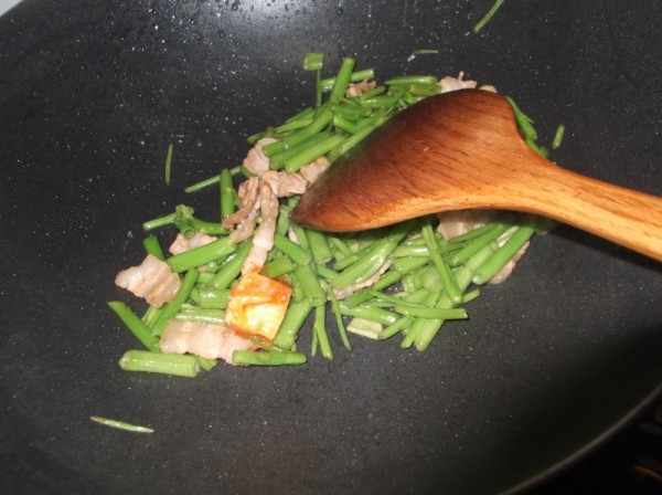 Stir-fried Pork with Water Spinach recipe