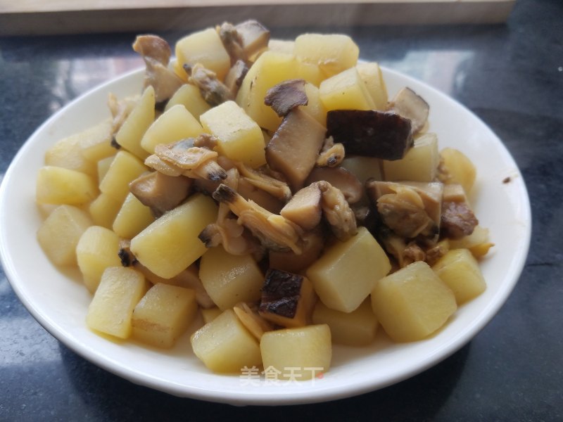 Clam Meat Stewed with Mushrooms and Potatoes recipe