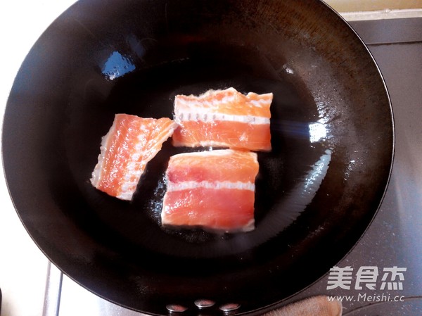 Salmon Steak Stewed with Soybeans recipe