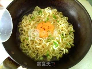 Instant Noodles with Bird's Nest Egg recipe