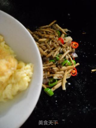 Scrambled Eggs with Tea Tree Mushroom recipe