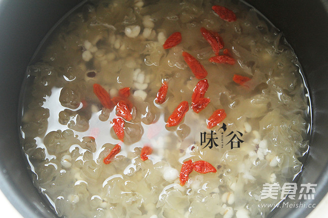 Gorgon, Barley, White Fungus Soup recipe