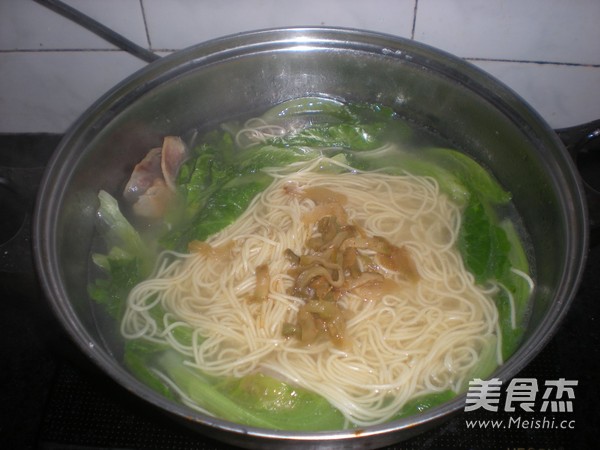 Lettuce Sausage Noodle recipe