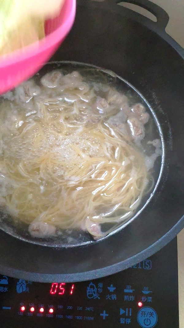 Spaghetti Soup with Spare Ribs recipe