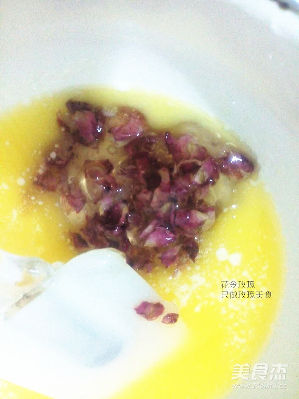 Raisin Egg Yolk Rose Milk Crisp recipe