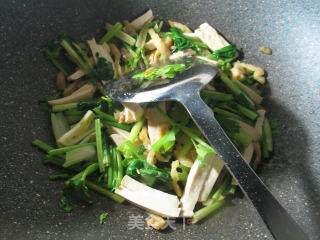 Stir-fried Small Vegetarian Chicken with Mustard and Celery recipe