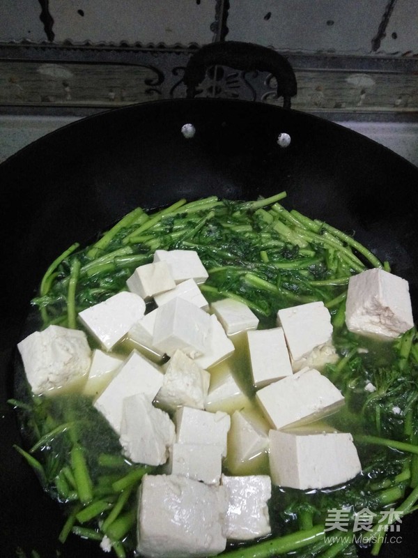 Garland Chrysanthemum Tofu Soup recipe