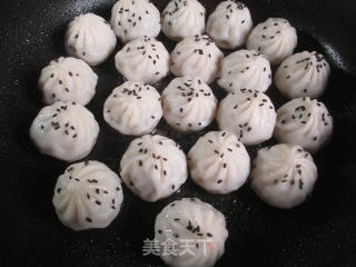 Pan-fried Xiaolongbao (three Fresh Stuffing) recipe