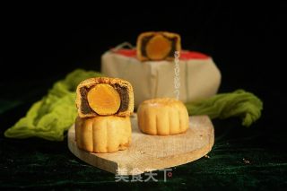 Cantonese Egg Yolk Mooncake recipe