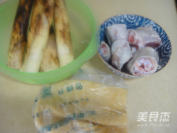 Salted Pork Trotters and Fresh Bamboo Shoots in Clay Pot recipe