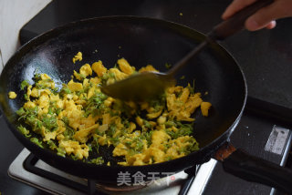 Scrambled Eggs with Dendrobium Flowers recipe