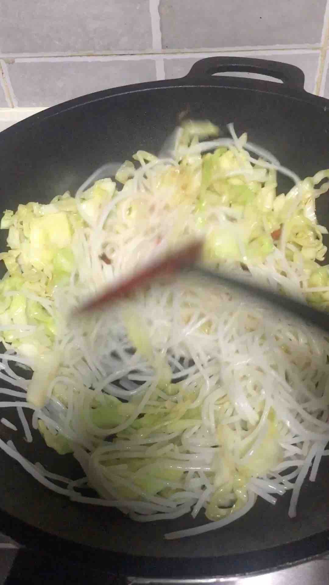 Stir-fried Rice Noodles with Cabbage and Egg recipe