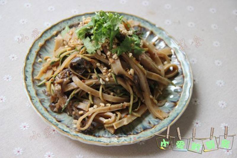 Noodles with Fungus and Nuts