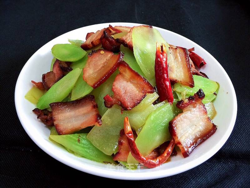 Stir-fried Bacon with Lettuce