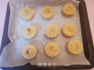 Mooncake with Lotus Seed Paste and Egg Yolk recipe