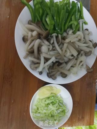 Stir-fried Green Pepper with Crab Mushroom recipe
