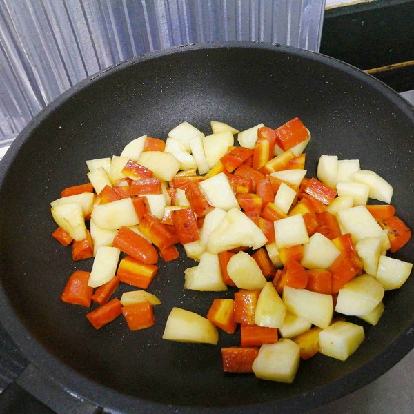 Stir-fried Pork with Fruit Carrot recipe