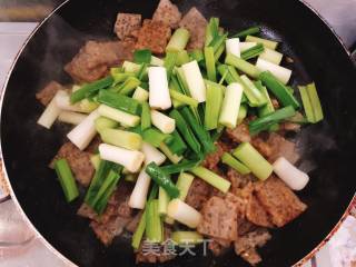 Stir-fried Stew with Garlic Sprouts recipe