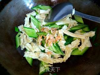 #快手素菜# Fried Cucumber with Sea Rice and Yuba recipe