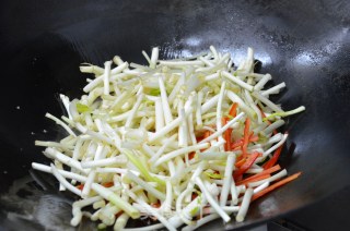 Stir-fried Shredded Pork with White Celery recipe