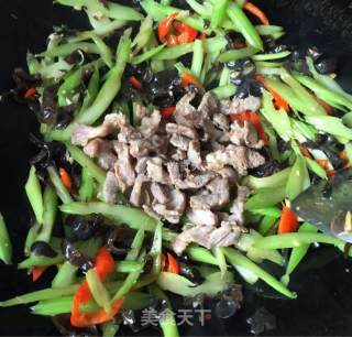 Stir-fried Pork with Celery and Fungus recipe