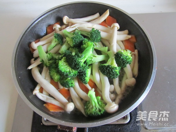 Stir-fried Broccoli with Seafood Mushrooms recipe