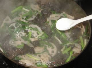 Fried Lotus Root Slices with Green Garlic and Black Fungus recipe