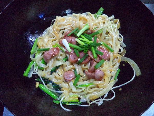 Stir-fried Hor Fun with Black Pepper and Intestine Sprouts recipe