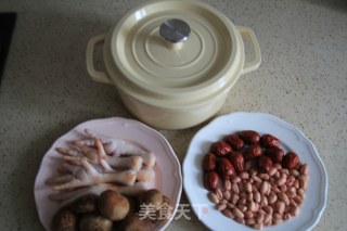 Stewed Chicken Feet with Red Dates recipe