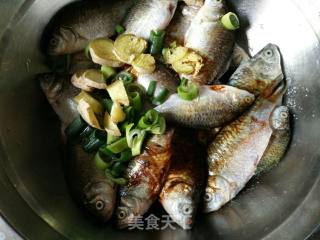 Pan-fried Small Crucian Carp recipe