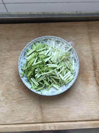 Stir-fried Chicken with Garlic Yellow (self-produced Garlic Yellow) recipe