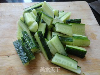 [chicken Gizzards Mixed with Sour and Spicy Cucumber] recipe