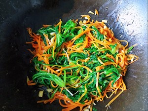 Stir-fried Spinach and Carrot Shreds recipe