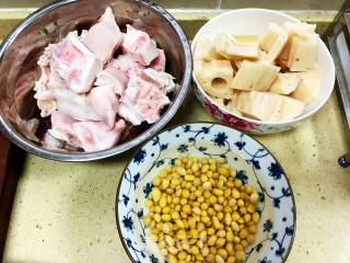 Braised Lotus Root with Pig's Trotters and Soybeans recipe