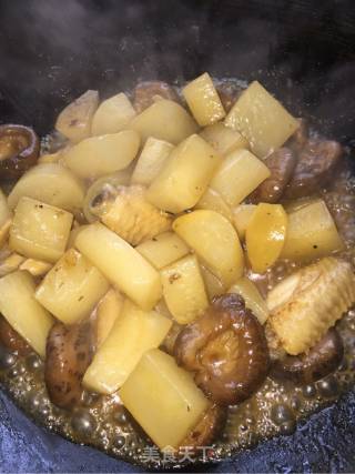 Braised Dried Mushroom with Chicken Wings and Radish recipe