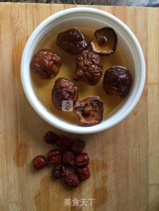 Stewed Chicken Soup with Red Dates and Mushrooms recipe