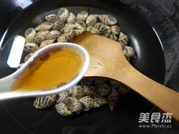 Stir-fried Snails with Hot Pepper recipe