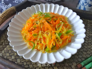 Stir-fried Shredded Potatoes with Green Peppers and Carrots recipe