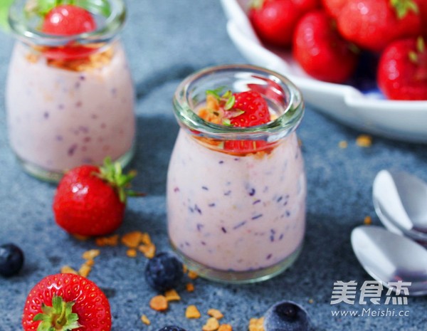 Summer Berry Yogurt Milkshake recipe