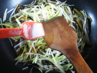 Stir-fried Eel with Leek Sprouts recipe